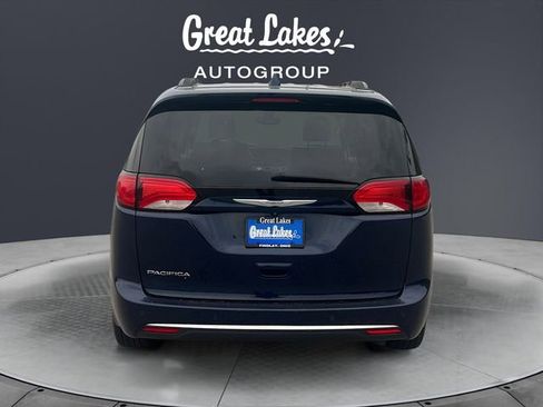 Used 2017 Chrysler Pacifica Touring-L w/ Tire & Wheel Group FWD image 4