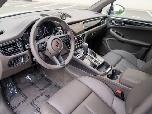 Certified 2026 Porsche Macan image 4
