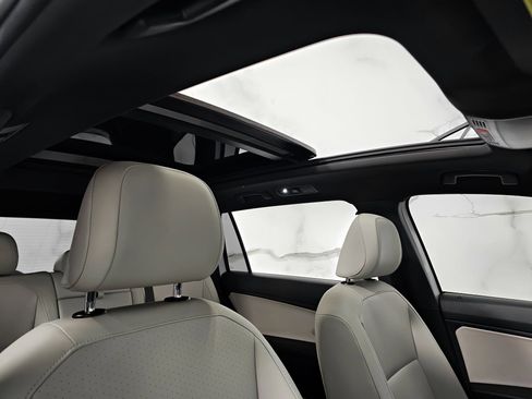 Used 2020 Volkswagen Tiguan SE R-Line image 16