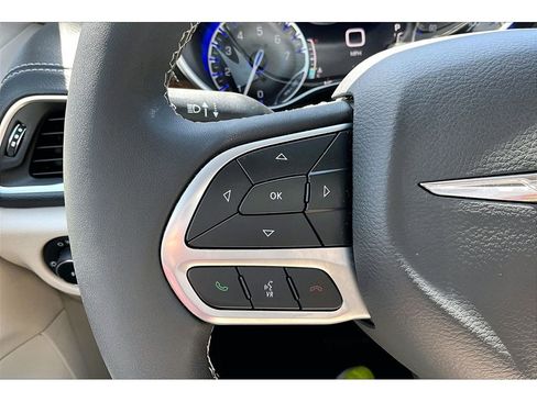 Certified 2023 Chrysler Pacifica Limited AWD/4WD image 27