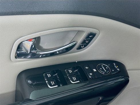 Used 2017 Kia Sedona SX image 21