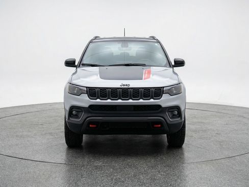 Used 2025 Jeep Compass Trailhawk AWD/4WD image 2