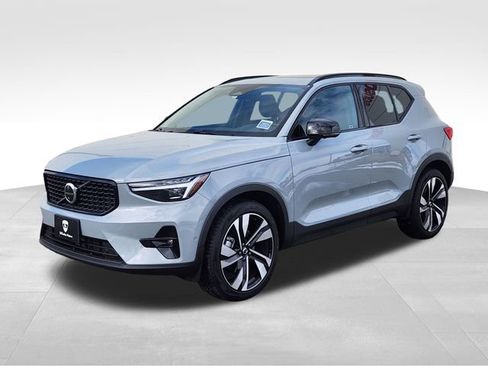Certified 2025 Volvo XC40 B5 Ultra w/ Climate Package image 3