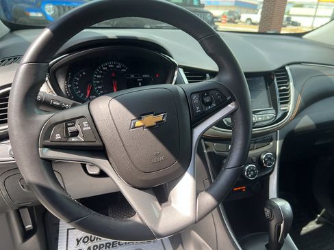 Used 2022 Chevrolet Trax LT w/ LT Convenience Package image 9