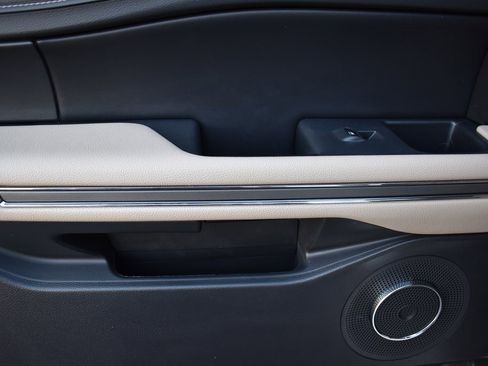 Used 2023 Ford Expedition XLT image 12