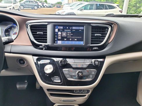 Used 2024 Chrysler Voyager LX FWD image 10