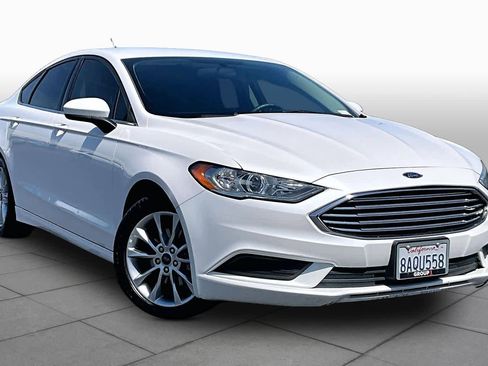 Used 2017 Ford Fusion SE w/ Fusion SE Technology Package FWD image 2