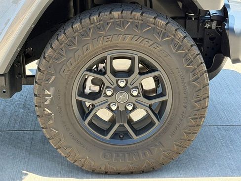 Used 2025 Jeep Gladiator Sport AWD/4WD image 8