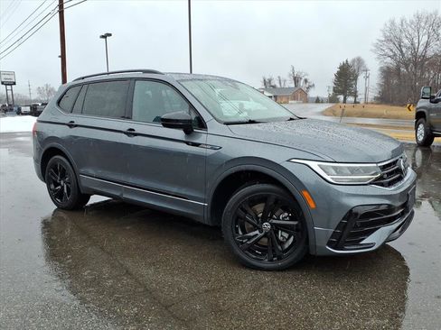 Used 2023 Volkswagen Tiguan SE R-Line image 2