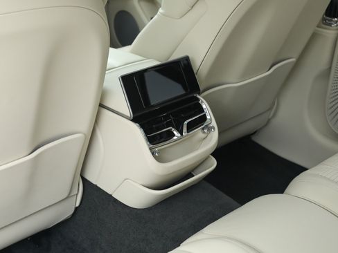 Used 2022 Bentley Flying Spur Plug-In Hybrid AWD/4WD image 36