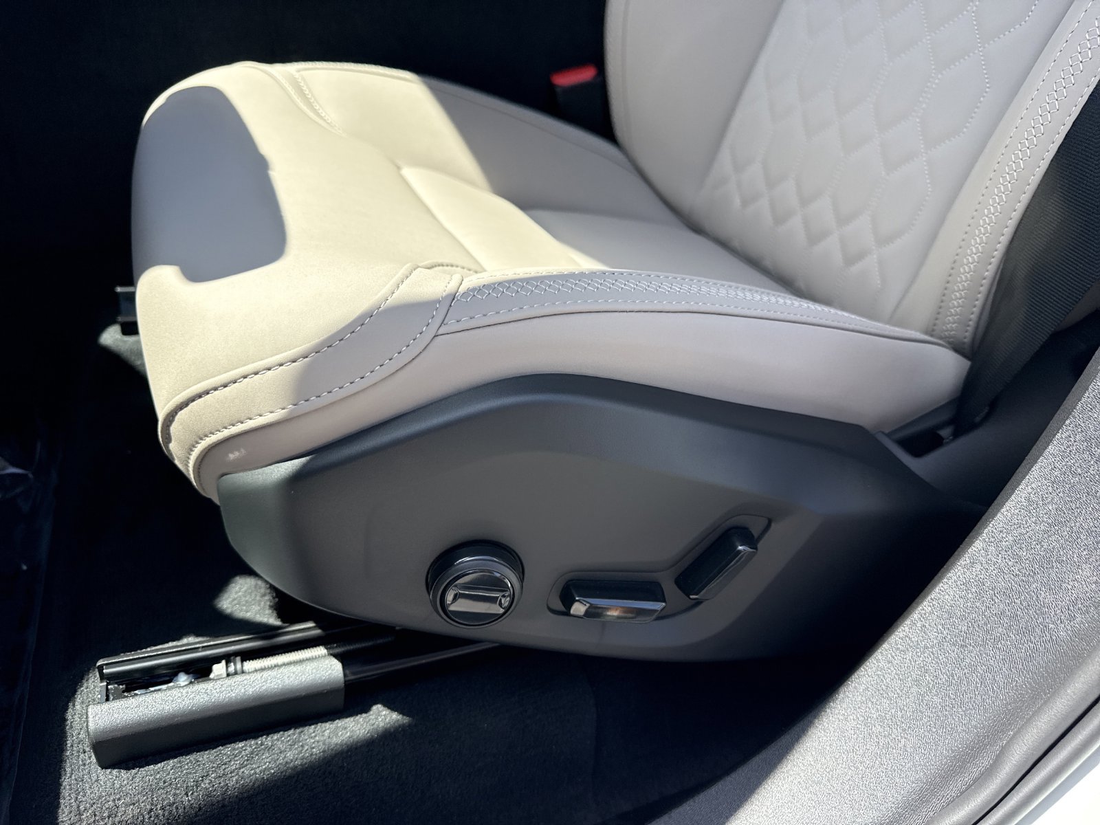 New 2026 Volvo XC90 T8 Plus w/ Protection Package Premier AWD/4WD image 11