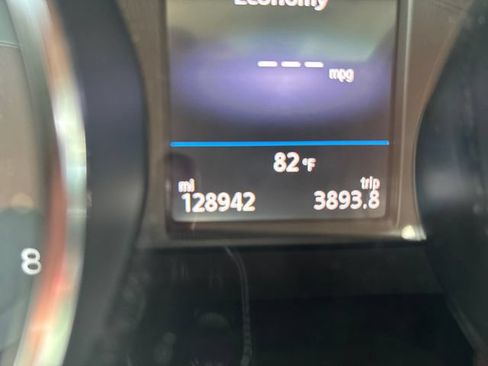 Used 2018 Volkswagen Tiguan SEL AWD/4WD image 16