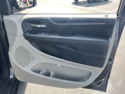 Used 2019 Dodge Grand Caravan SXT image 28