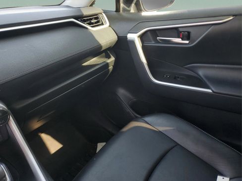 Used 2021 Toyota RAV4 XLE Premium image 23