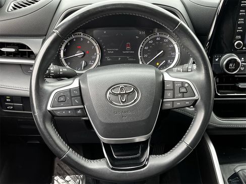 Used 2022 Toyota Highlander XSE image 11