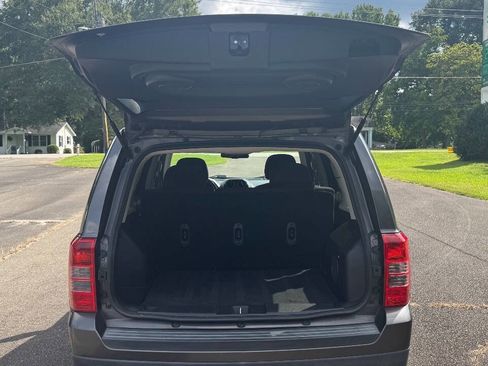 Used 2016 Jeep Patriot Latitude w/ Sun/Sound Group image 17