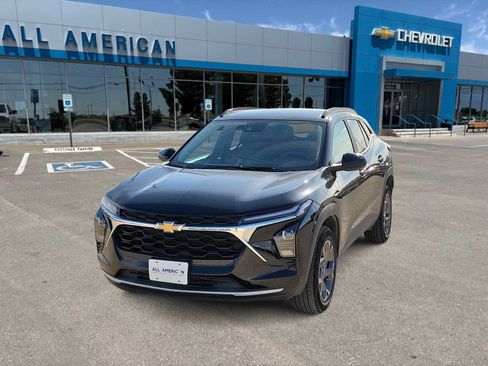 Used 2025 Chevrolet Trax LT FWD image 1