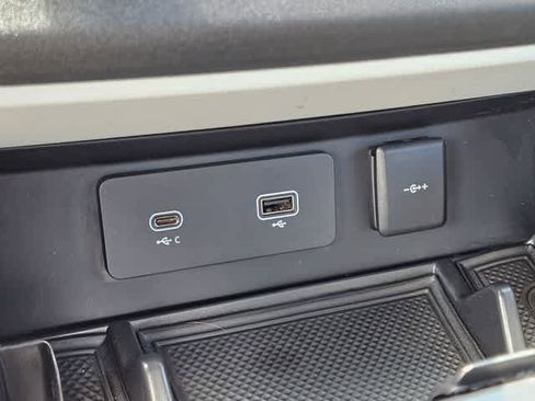 Used 2023 Land Rover Defender 130 X-Dynamic SE image 35