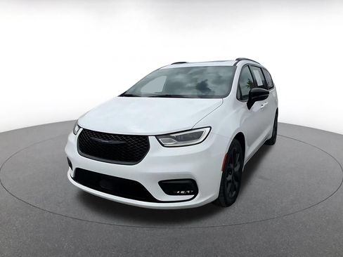 Used 2025 Chrysler Pacifica Limited FWD image 7