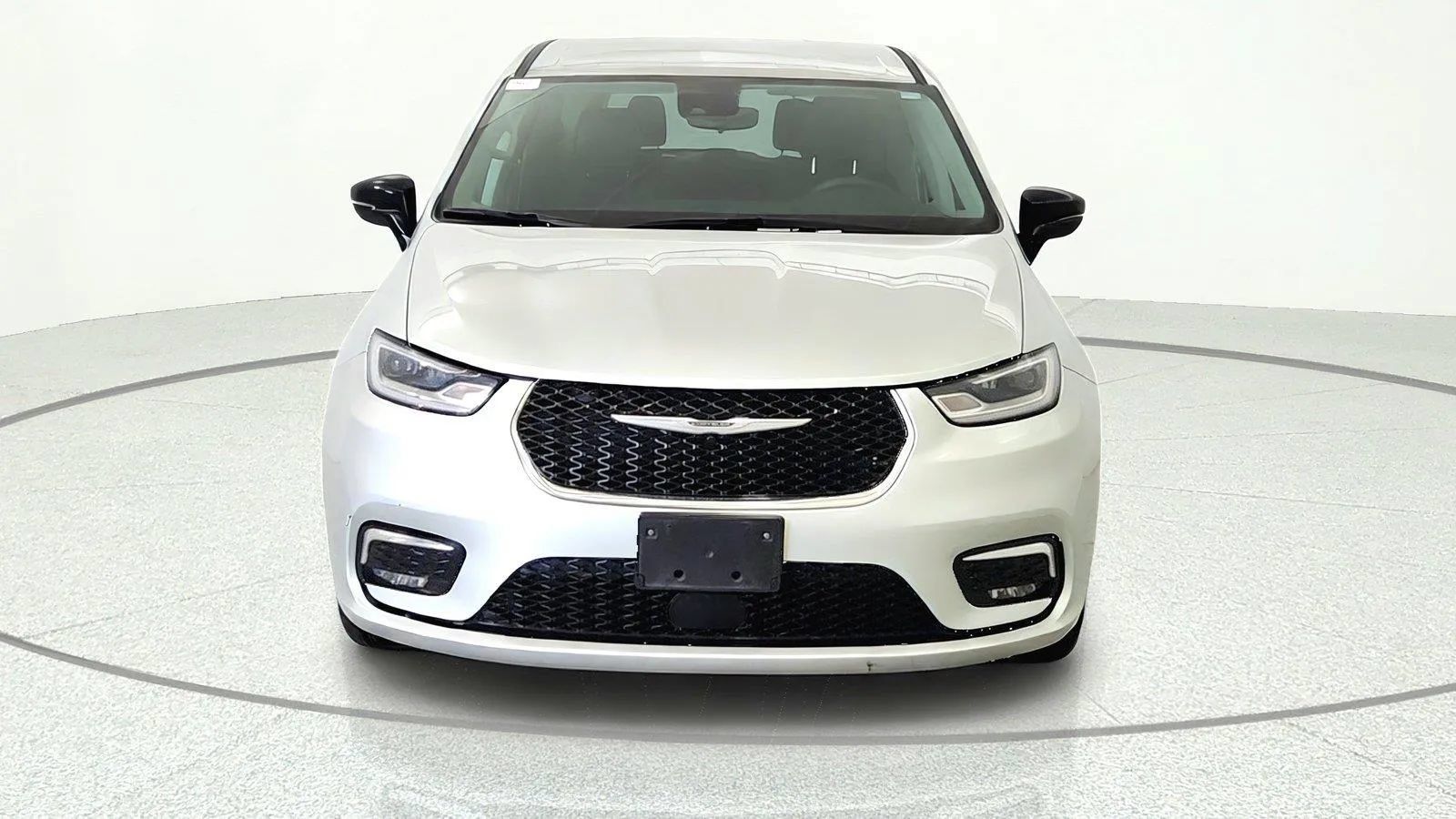 Used 2024 Chrysler Pacifica Touring-L FWD image 2