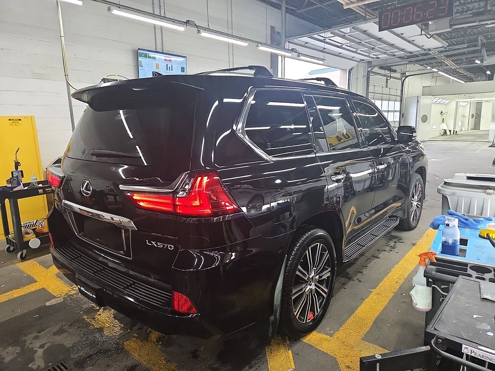 Used 2019 Lexus LX 570 4WD w/ Luxury Package image 6