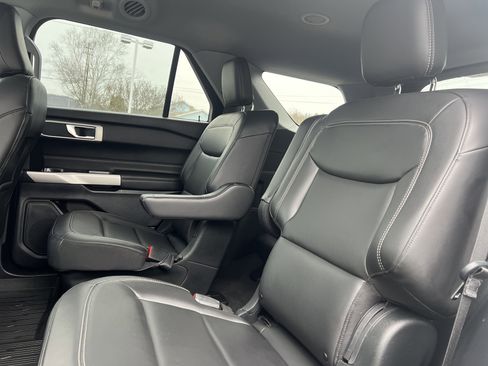 Used 2022 Ford Explorer XLT w/ Equipment Group 202A image 13