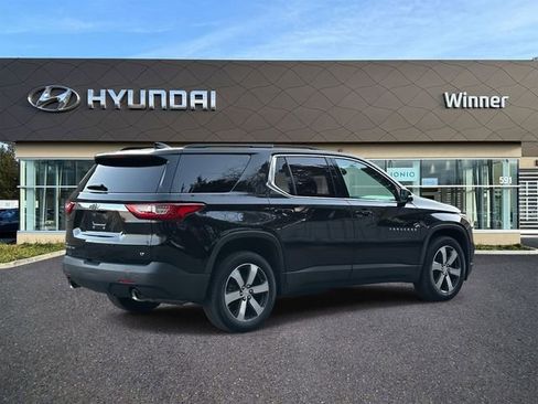 Used 2021 Chevrolet Traverse LT w/ LT Premium Package image 4