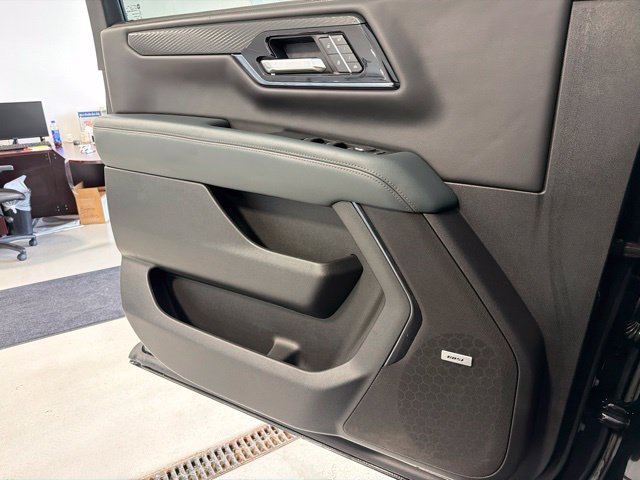 Used 2025 GMC Yukon XL AT4 w/ AT4 Premium Package AWD/4WD image 14
