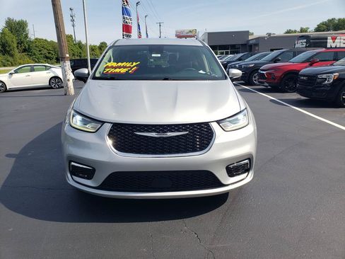Used 2023 Chrysler Pacifica Touring-L FWD image 2