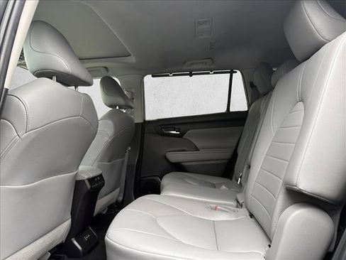 Certified 2022 Toyota Highlander XLE image 23