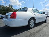 Used 2010 Lincoln Town Car Signature Limited image 4