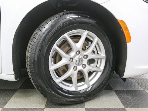 Used 2025 Chrysler Pacifica Select image 15