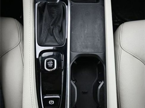 Used 2022 Volvo XC90 T6 Momentum w/ Advanced Package image 11