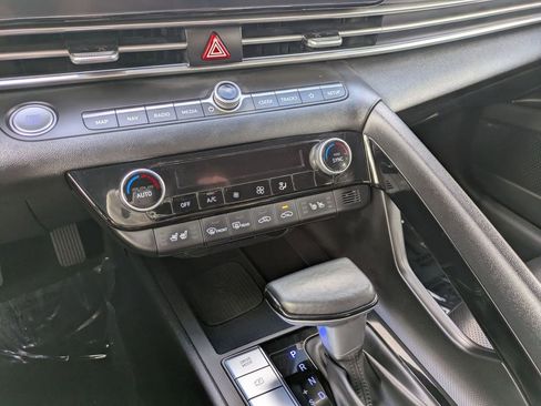 Certified 2025 Hyundai Elantra Limited image 23