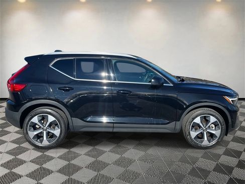 Used 2023 Volvo XC40 B5 Ultimate w/ Climate Package image 2