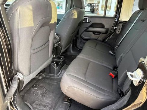 Used 2022 Jeep Wrangler Unlimited Sahara image 10