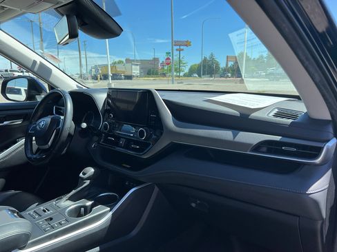 Used 2023 Toyota Highlander XLE AWD/4WD image 29