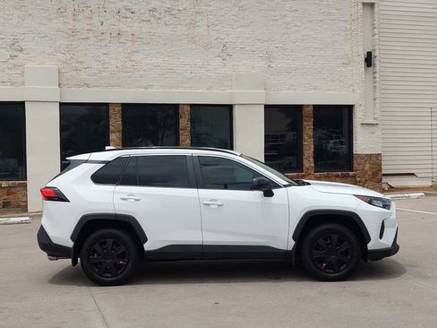 Used 2021 Toyota RAV4 LE FWD image 2