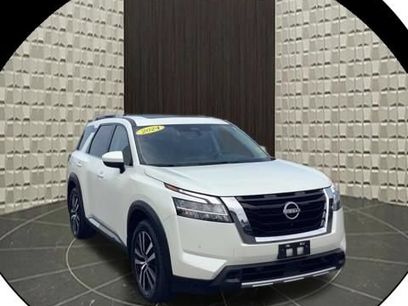 Used 2024 Nissan Pathfinder Platinum w/ Cargo Package