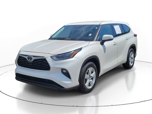 Used 2021 Toyota Highlander LE FWD image 3