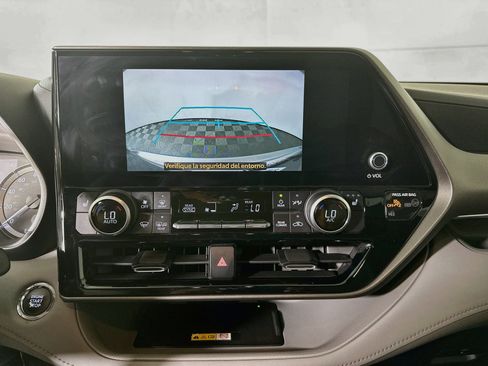 Used 2023 Toyota Highlander XLE FWD image 25