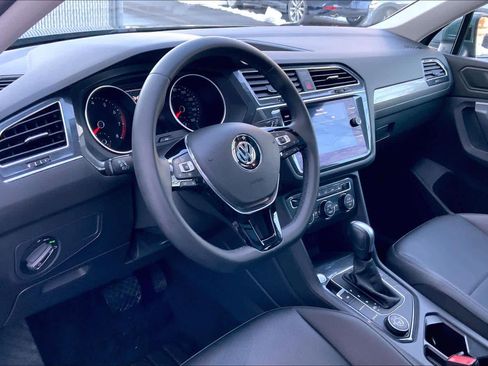 Used 2020 Volkswagen Tiguan SE w/ Panoramic Sunroof Package image 18