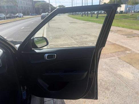 Used 2020 Hyundai Venue SE FWD image 16