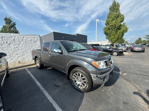 Used 2013 Nissan Frontier SL w/ Moonroof Pkg AWD/4WD image 3