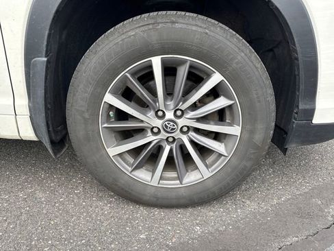 Used 2017 Toyota Highlander XLE image 11