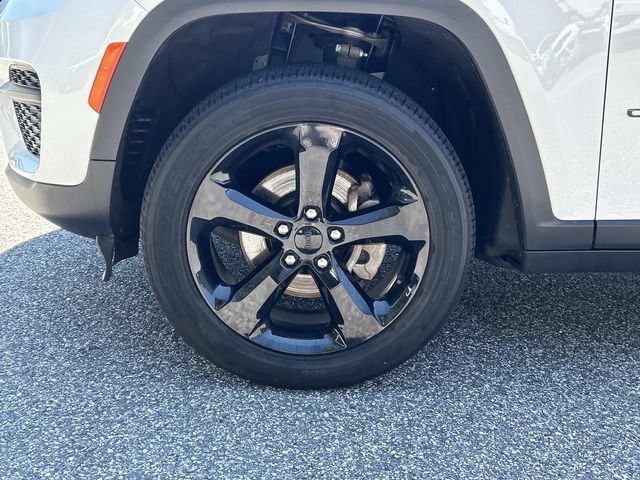 Used 2023 Jeep Grand Cherokee Altitude AWD/4WD image 9