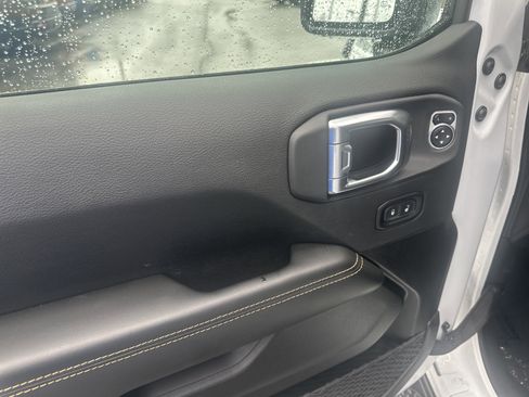 Used 2025 Jeep Gladiator Sport AWD/4WD image 16