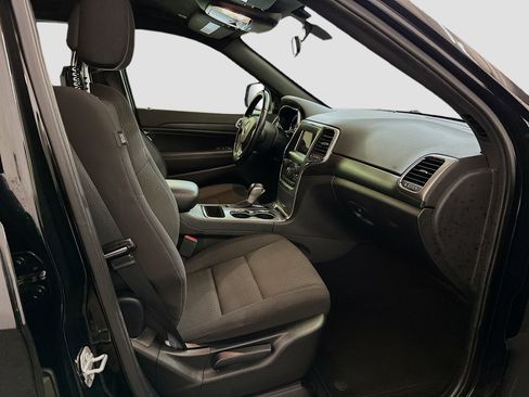 Used 2020 Jeep Grand Cherokee Laredo image 32