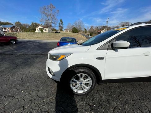 Used 2018 Ford Escape SE image 2