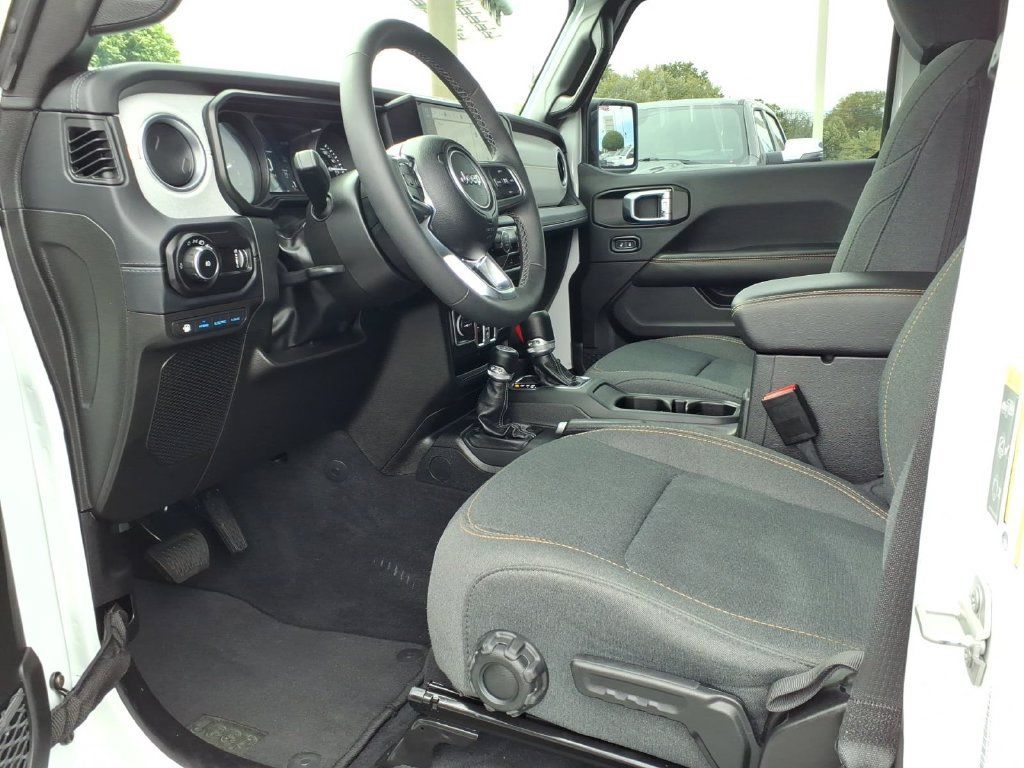 Certified 2025 Jeep Wrangler Unlimited Sahara AWD/4WD image 13